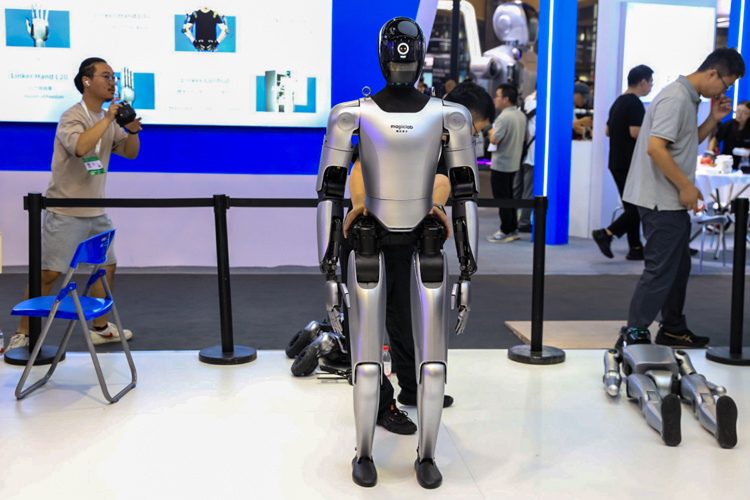 魔法原子首秀MagicBot Z1机器人：最高50自由度惊艳WAIC2025_腾讯新闻