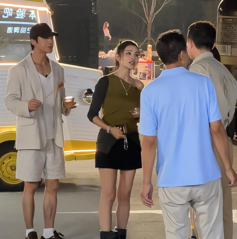 北京偶遇麦迪娜夫妇，姜潮吃一米长大肉串，啤酒整桶上，一路没停_腾讯新闻