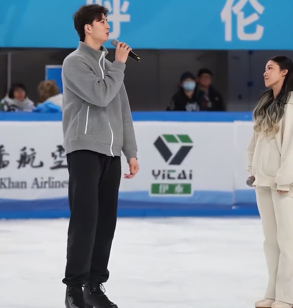 柳鑫宇跪地亲吻冰面,王诗玥落泪,自曝事件后仍夺双冠,感慨万千