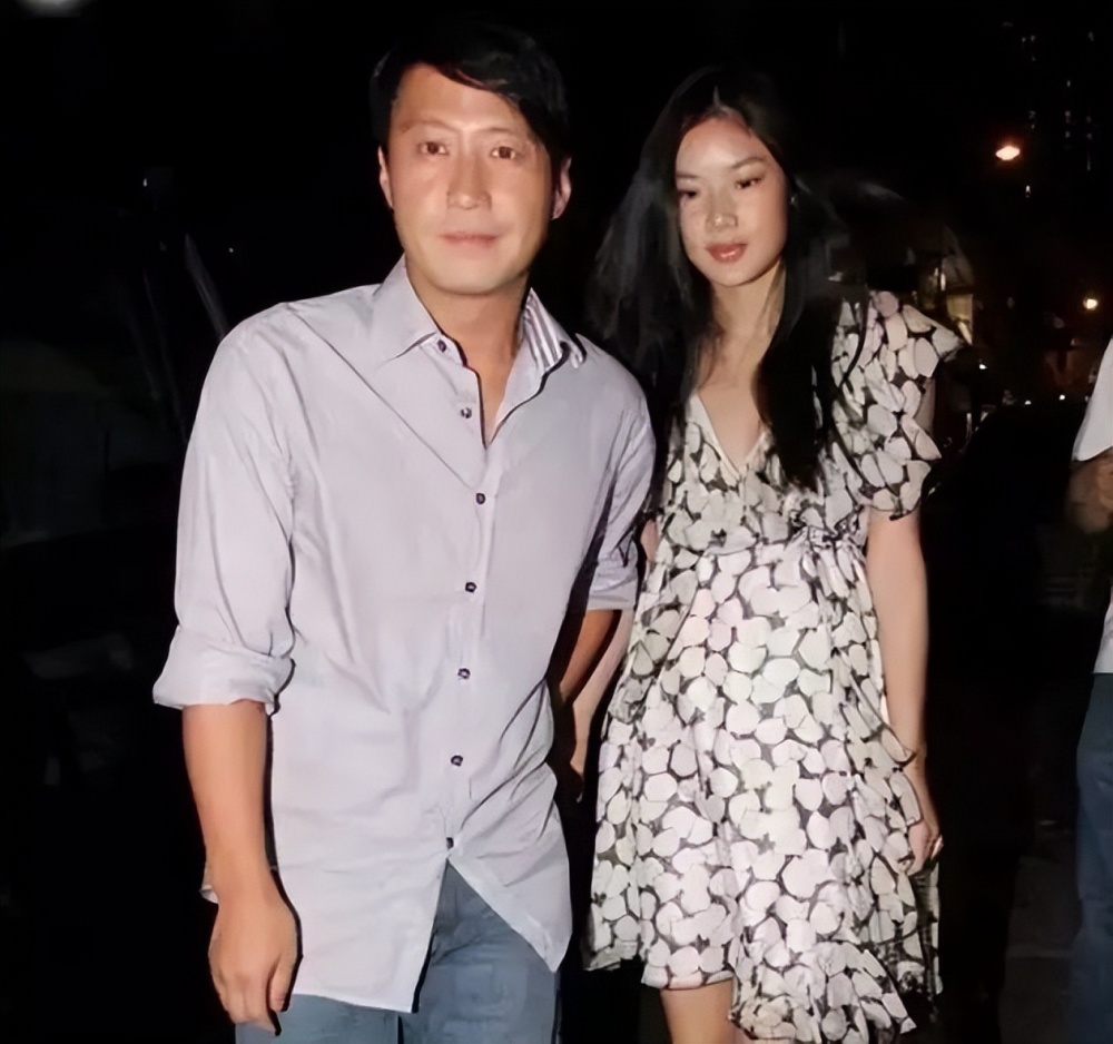 乐基儿与二婚老公罕同框,一家三口很有爱_腾讯新闻