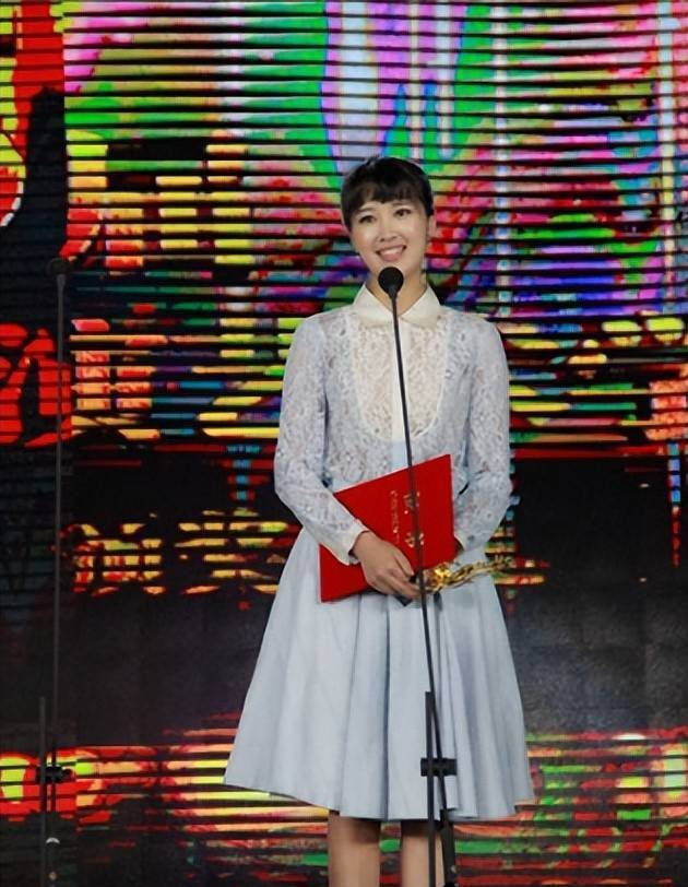 刘之冰自己可能都没想到，曾躲在妈妈身后的继女，会成为他的骄傲_腾讯新闻