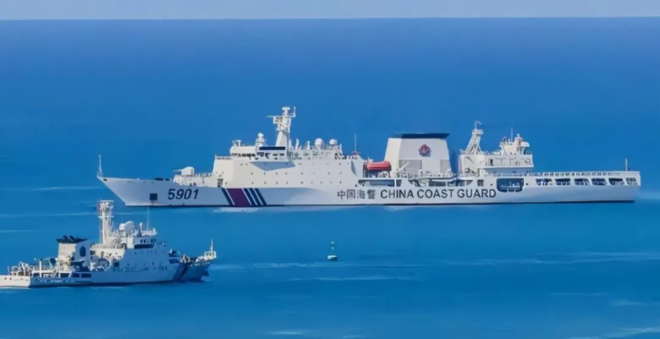 美菲联合演练补给行动,中国万吨海警船贴脸监视