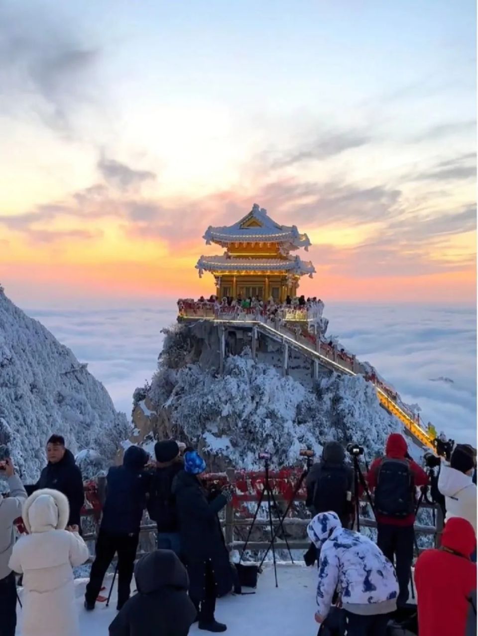 这辈子总要带着心爱的人来老君山看一场雪吧~-腾讯新闻