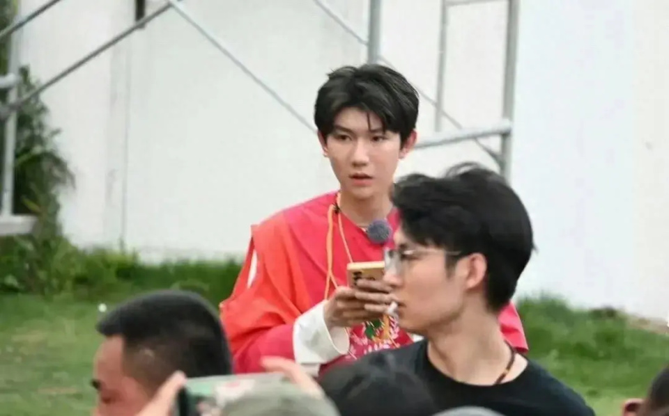 王源生图状态引热议！脸部浮肿、痘坑明显，满脸沧桑像几天没睡觉_腾讯新闻