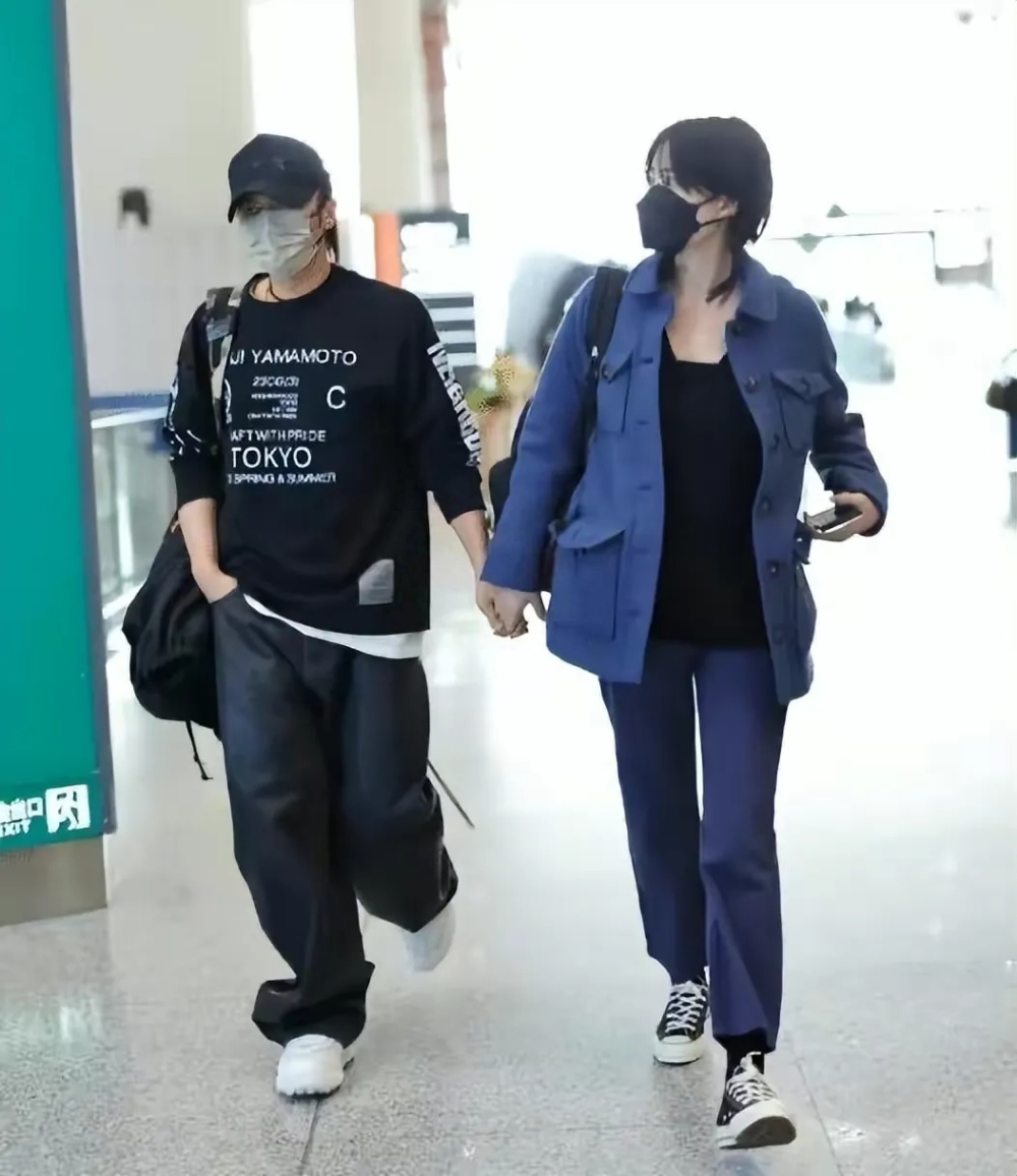 王菲和闺蜜赵薇结束度假回北京替谢霆锋庆生穿卡通卫衣超可爱