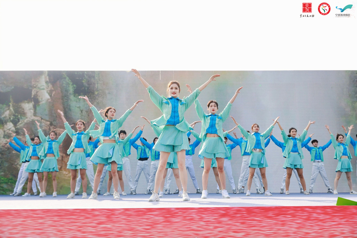 宁波"一人一艺杯"广场舞展演举行