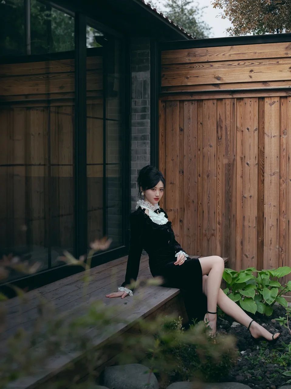 景甜蕾丝开叉黑裙亮相,又甜又飒的造型引爆时尚圈