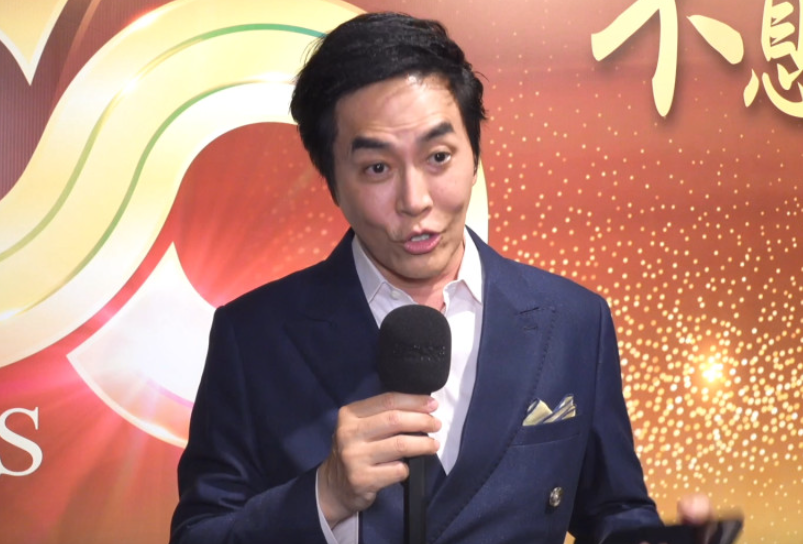 陈庭威对自己外形非常有自信,他摘下墨镜,大方展示自己的全貌.