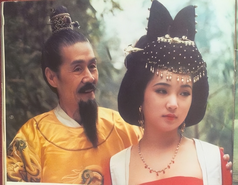 67岁张铁林秀恩爱：一生风流3次弃子？“老戏骨”塌房，更毁三观_腾讯新闻