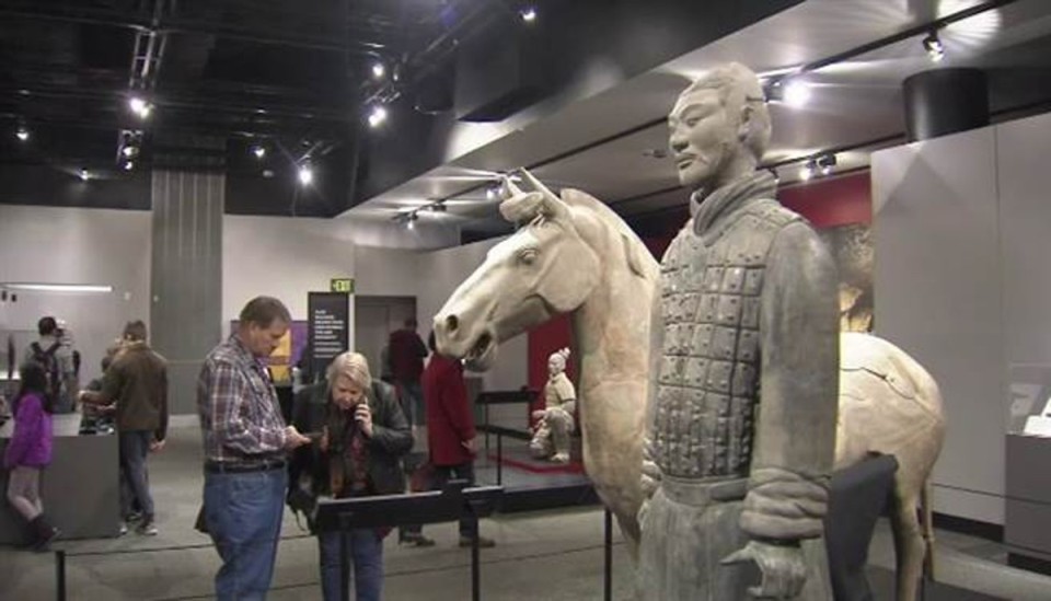 破坏中国国宝！美国人掰断兵马俑手指案新进展：指控遭撤销_腾讯新闻