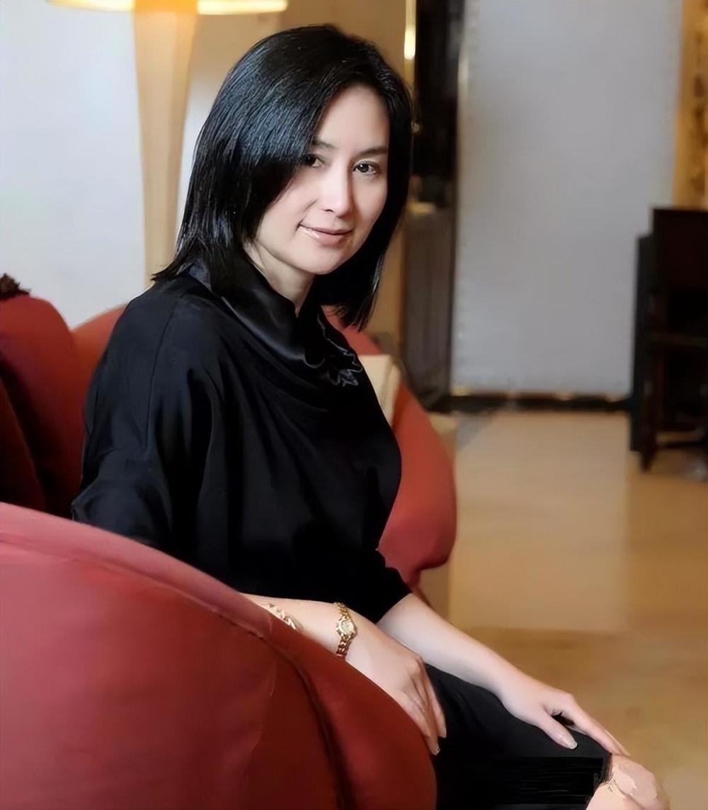 曝香港富豪周焯华被判刑18年赔偿高达近60亿妻子小三不见踪影