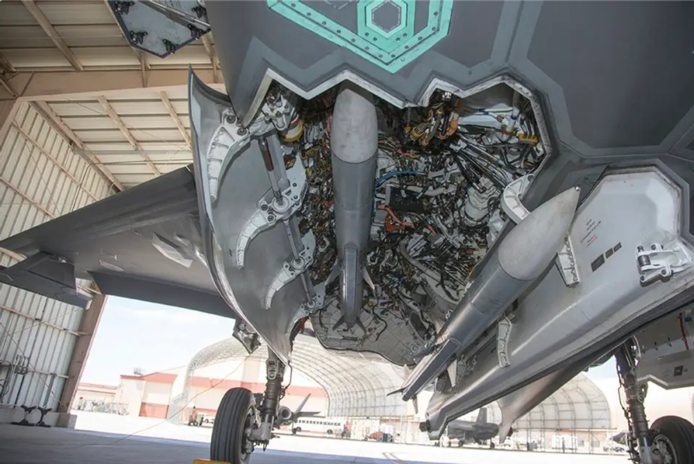 f-35战斗机升级弹仓,隐身模式可带6枚导弹,将与歼-35一较高下?