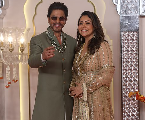 包括宝莱坞演员沙鲁克·汗,萨拉·阿里·汗,阿琼·卡普尔等人出席