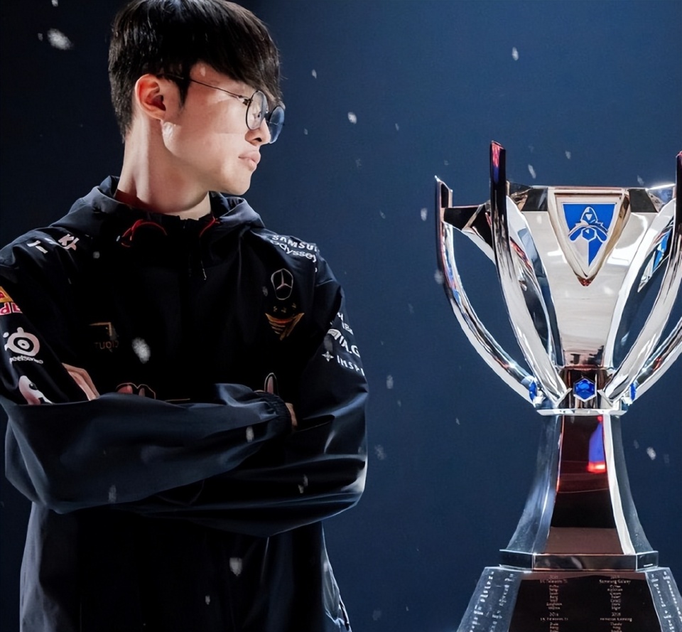 你就知道faker有多开心了,而且很会说话,第四个冠军为队友而拿,不得不