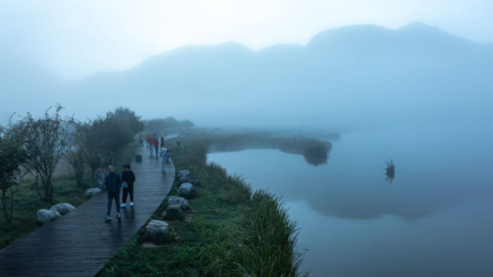 湖边晨雾图片