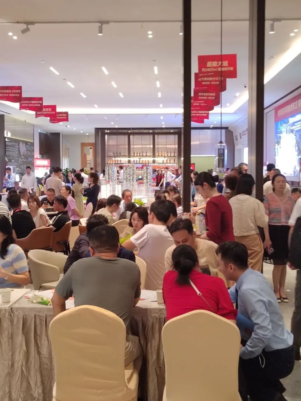 售楼部成深圳国庆人挤人的"新景点"