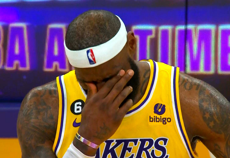 詹姆斯哭了38388分nba历史第一比赛暂停5分钟老詹喜极而泣
