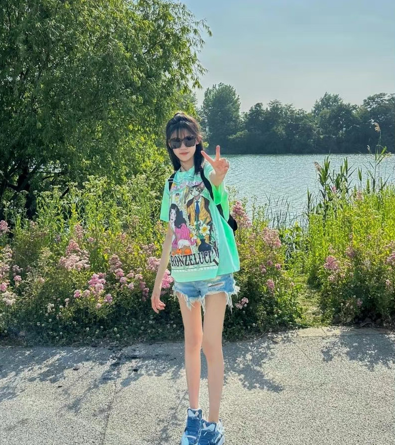 陆毅大女儿初中毕业,一家四口合体为其庆祝,16岁陆雨萱长腿抢镜