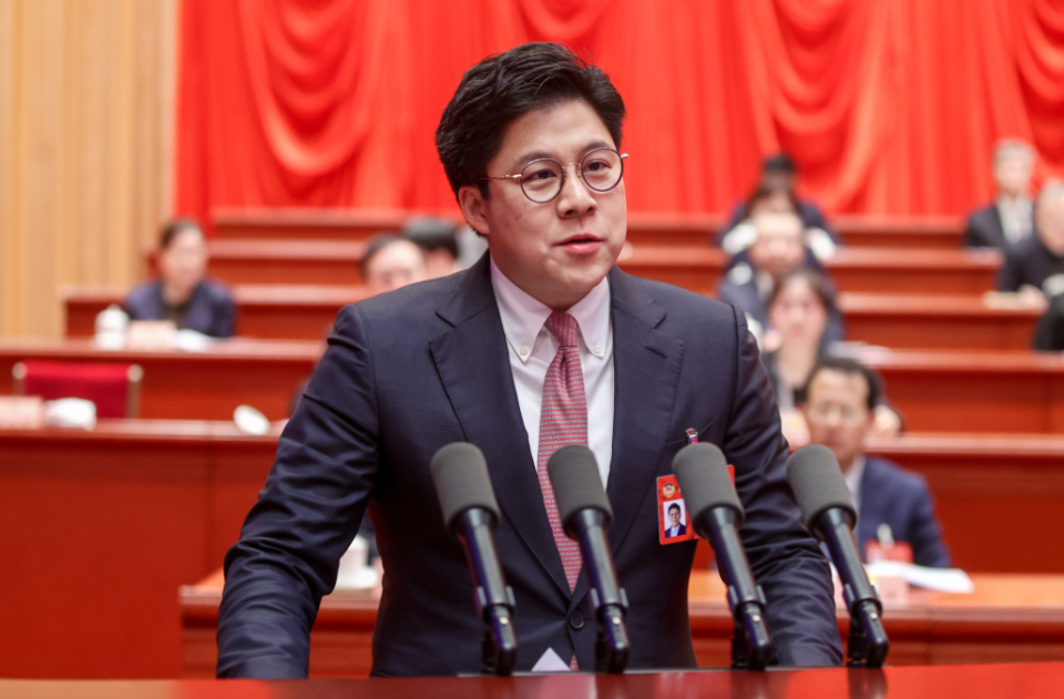 原来郭晶晶真是"下嫁",霍启刚名下恐无资产,一家5口领生活费_腾讯新闻