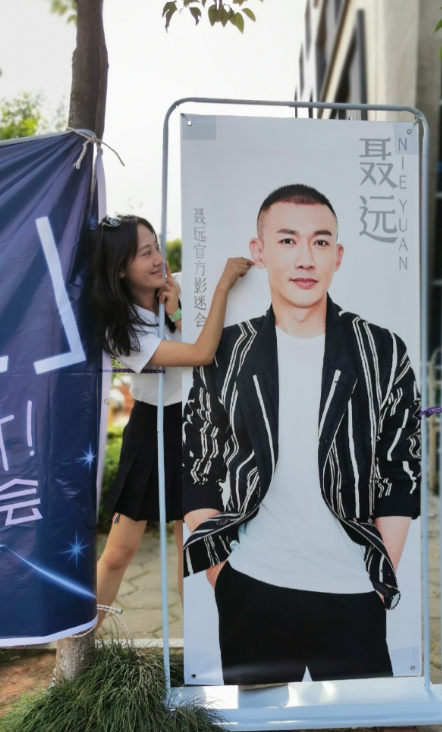 聂远老婆晒全家福,小女儿露脸像洋娃娃,大女儿身高猛长颜值更高_腾讯