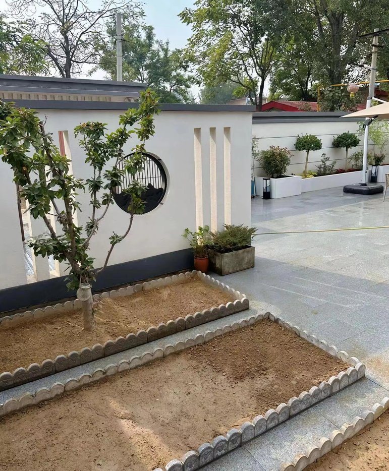 沿着围墙,还精心设计了一段花池,四季花卉竞相绽放,为这方小院增添了