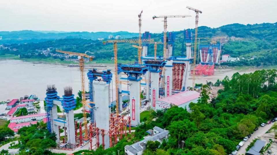 渝万高铁石沱长江大桥进入主梁施工