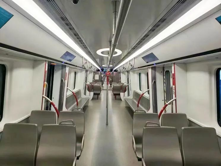 车厢布置都和高铁类似,座位也和以往的长条式座椅不一样广州地铁18号