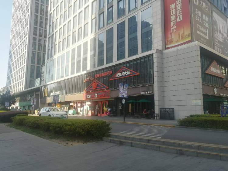 学校教师来自三方面,一是区教育局派遣,二是上海师范大学应届毕业生