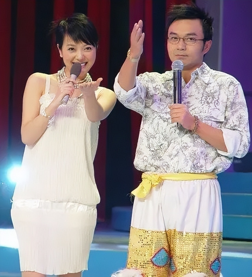 可自从怀孕后,杨乐乐选择放下当时"芒果一姐"的身份,回归家庭相夫教子