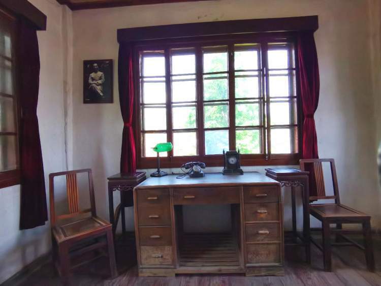 故居西院,耸立一棵戴笠从美国运来并手栽的金钱松,高达10余米,树冠如