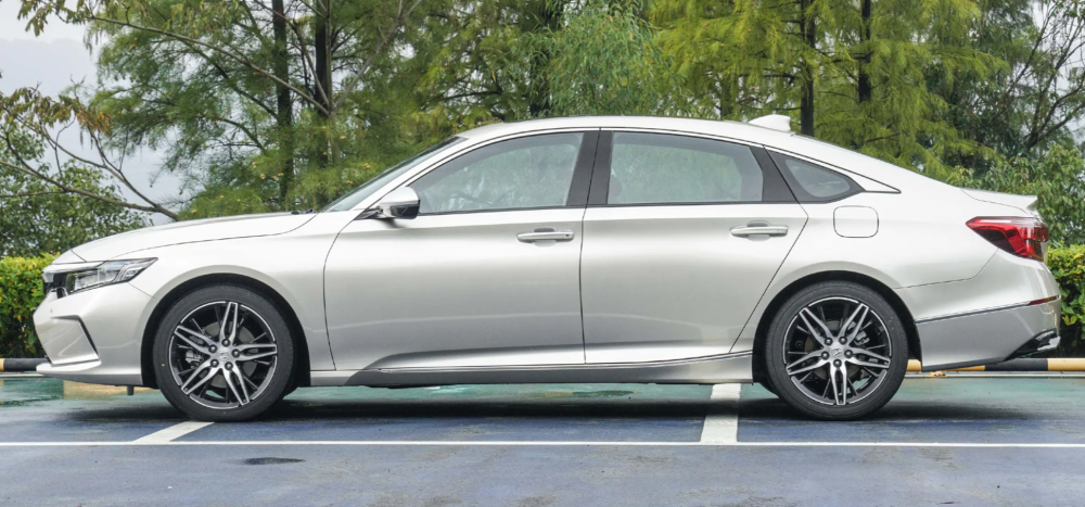 本田全球大轿跑!比雅阁强,一公里5毛,超级混动,20万降到15万_腾讯新闻