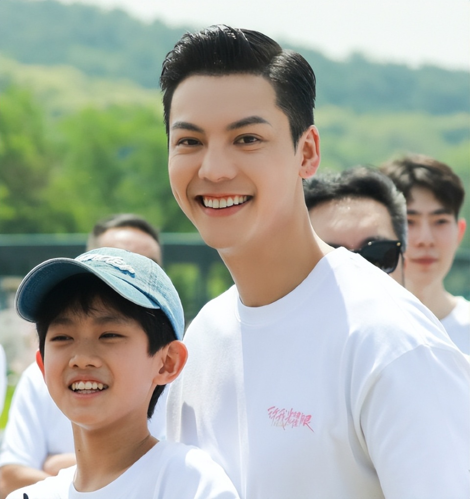 赵露思《许我耀眼》开机照曝光!白衣清纯抢眼,男主戴眼镜好苏!