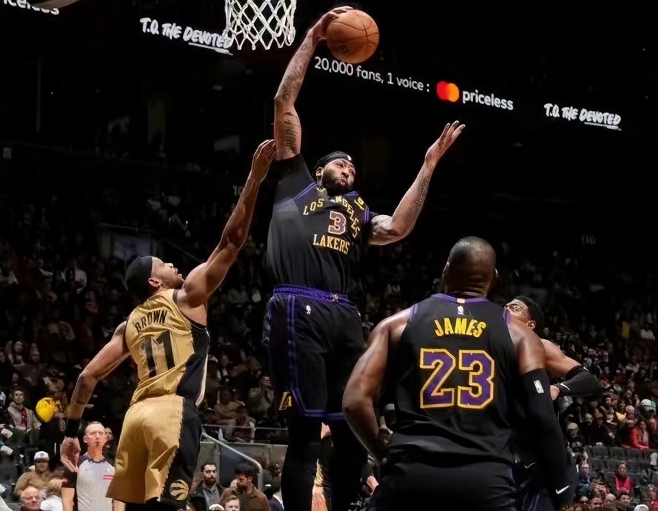 湖人大胜猛龙!近10战5人场均17 ,詹皇效仿邓肯,湖人展露冲冠底牌