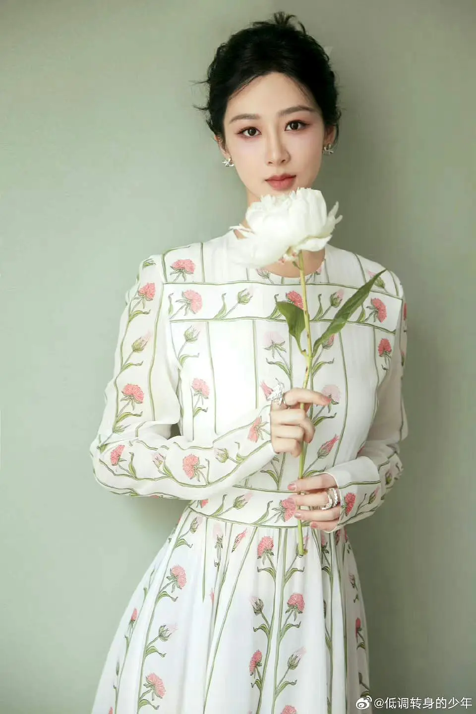 杨紫又换造型师?一年合作10位造型师,粉丝还觉得丑,谁的问题?