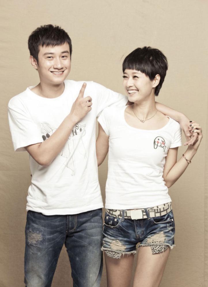 38岁文章新恋情曝光携女友全家三亚度假女方年轻漂亮气场强大