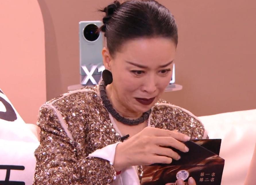 当念出自己拿到第一名时,那英的表情管理彻底放弃,她对着画面直接飙泪
