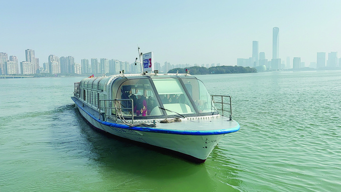 的市民和游客格外热情,不到9点,第一批登船的40个号码牌就已全部发放