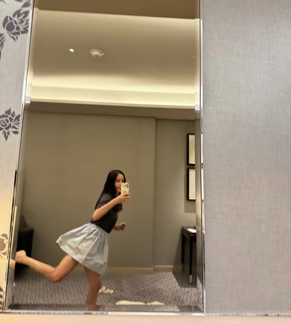 高小英展现令人忘记年龄的青春美感,网民感叹"好像20多岁"