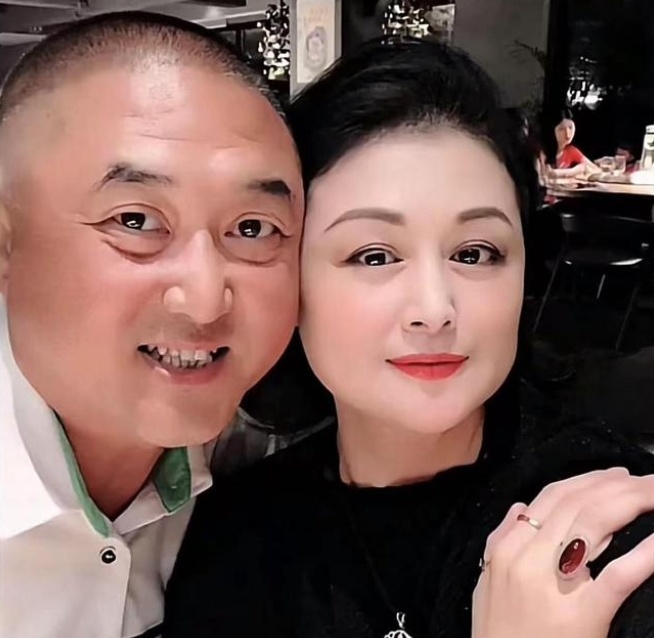 "谢大脚"丈夫张学松清明节看望亡妻,墓碑前摆满鲜花和祭品