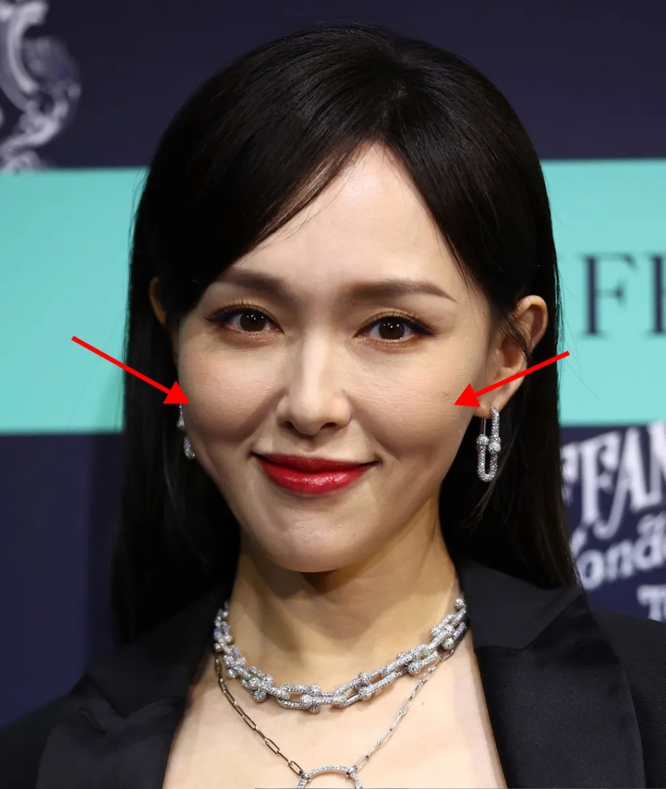 40岁唐嫣最新生图引热议,苹果肌抢镜年龄感重,网友感叹老了_腾讯新闻