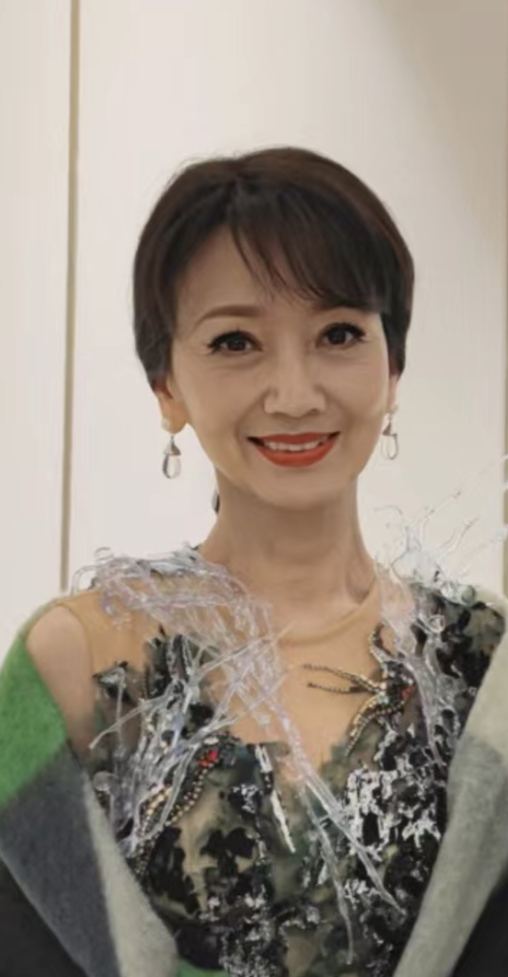 69岁赵雅芝生图曝光与精修图有差别眼尾皱纹炸花仍优雅美丽