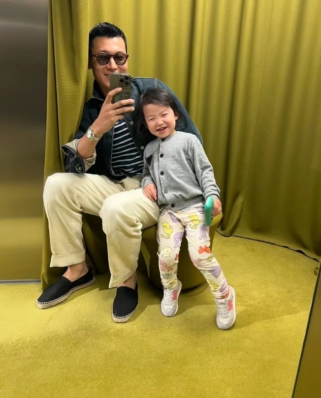 朱珠老公晒女儿近照,2岁珠宝复刻妈妈长相,身高随爸小长腿抢镜