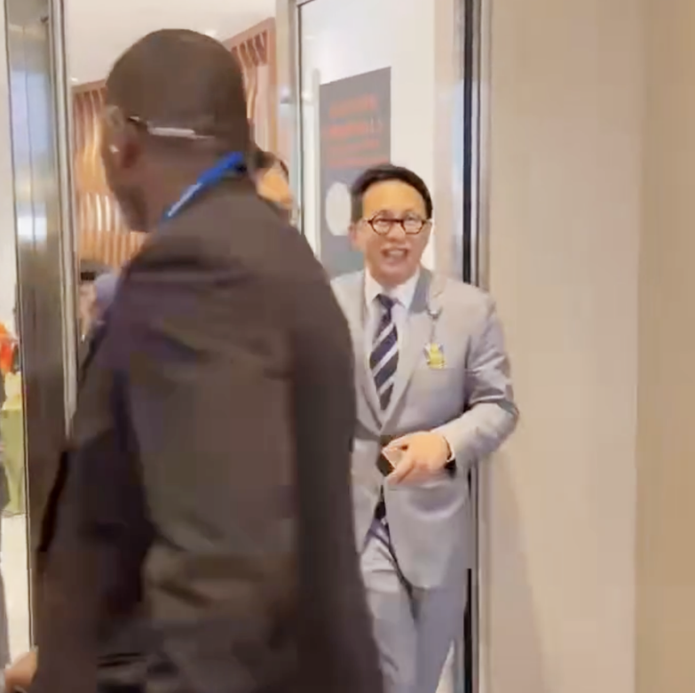 富二代李泽楷现身长沙,腰缠万贯气质突出,穿10万西装谈公事