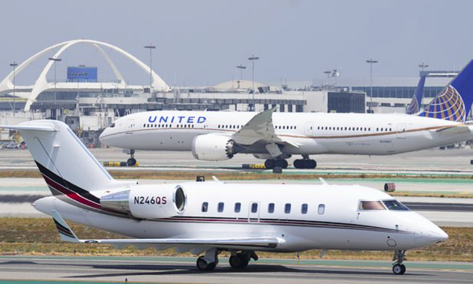 联合航空飞机因厕所镜子上写有威胁而改变航线