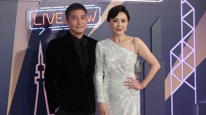 刘嘉玲晒合影为丈夫庆生61岁梁朝伟两鬓斑白倚着妻子超恩爱