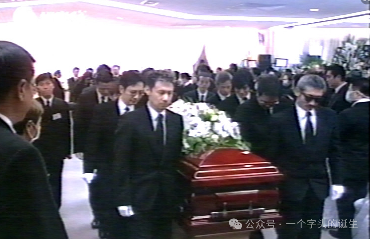 2003年,张国荣葬礼上_腾讯新闻