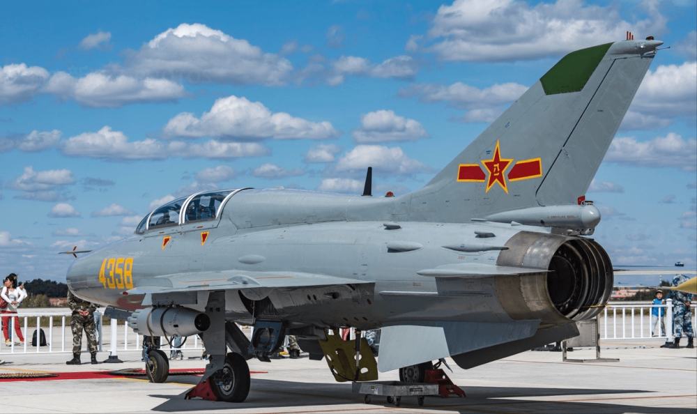 歼6,强5,现在是歼7,一款款主战武器告别人民空军的现役装备系列,意味