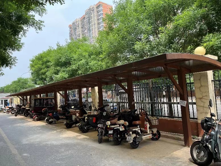 朝阳区小红门乡新建车棚为电动车住安新"家"