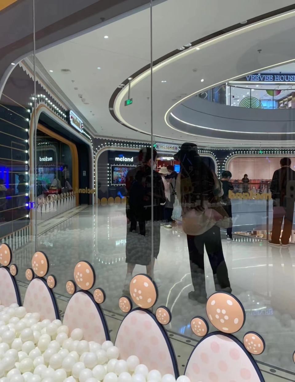 照片中的向太依旧是一副雷厉风行的样子,而郭碧婷穿着运动装,戴着渔夫