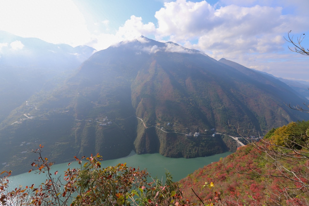 巫山神女峰,巫山三大名山之一,其壮丽景观和神秘色彩而闻名于世